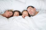 Concept d'une famille américaine dormant ensemble dans un matelas très confortable.